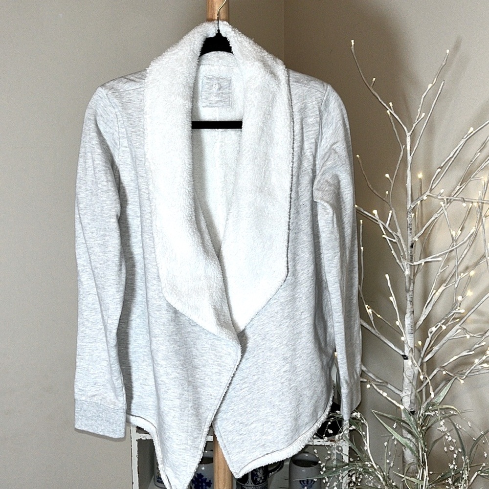 💙Gaiam M Light gray and cream w/sherpa-like lining open cardigan wrap. EUC